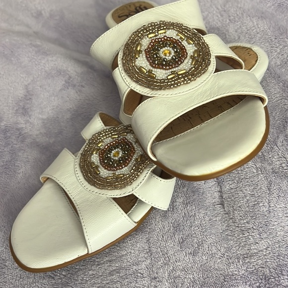 Womens Sofft White Slip On Leather Sandals Beaded Design 1268204 Sz 9M Worn Once - Picture 3 of 9